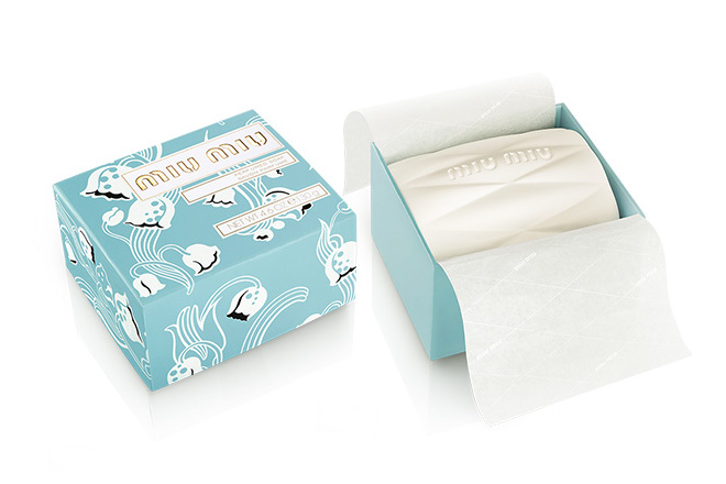 ミュウミュウ オードパルファムの香りが楽しめる「パフュームド