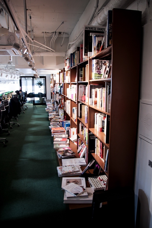 ［左］椅子と机のある「閲覧室」は12席。奥には個室も