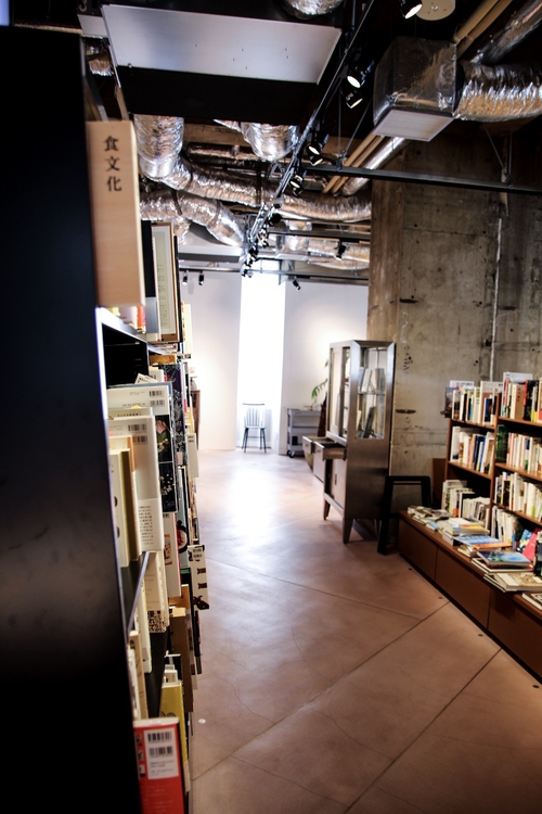 ［右］わかりやすいカテゴリーに凝縮された書籍のセレクト群に心踊る