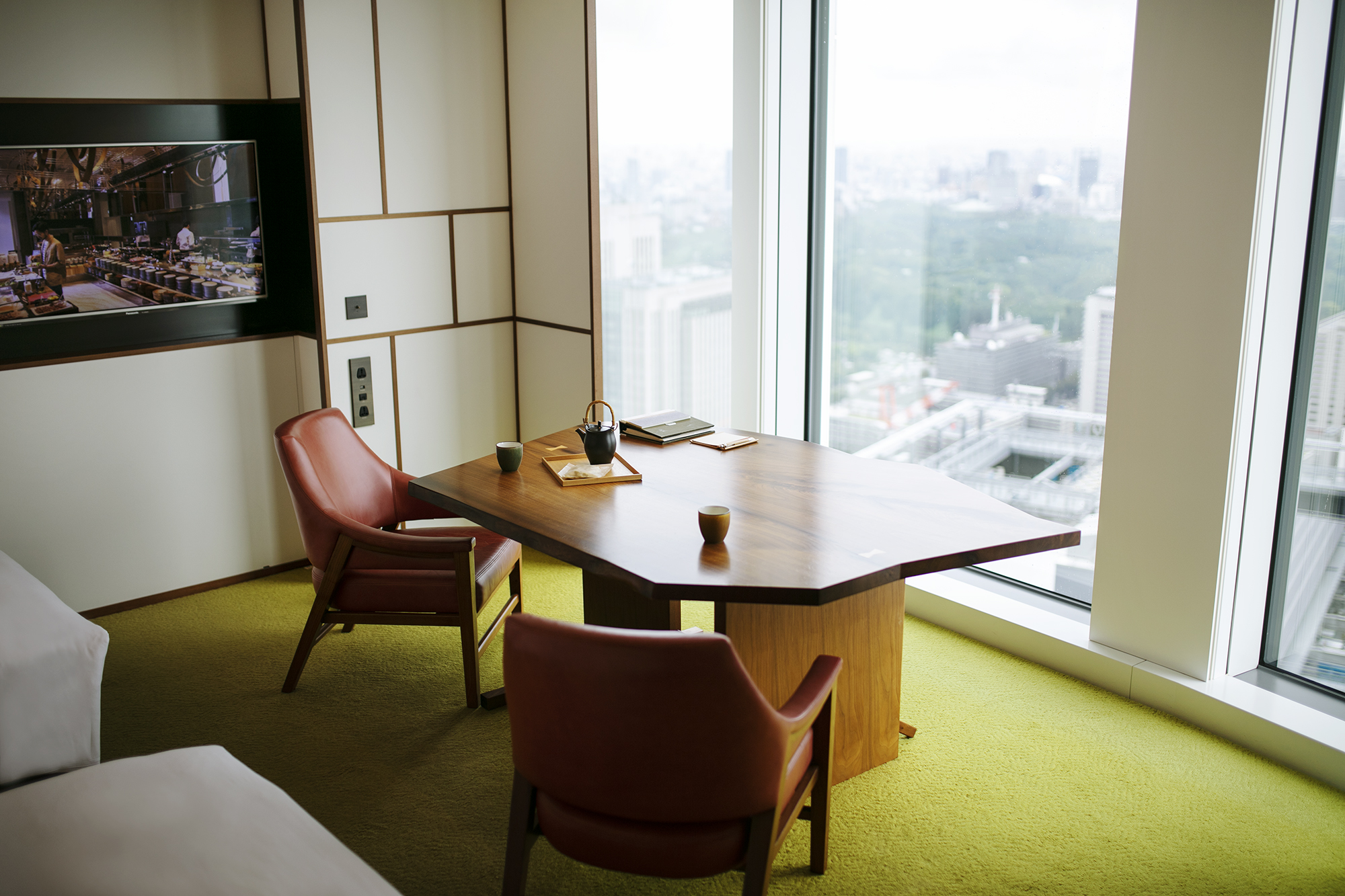 Andaz-Tokyo-Park-Twin-Table