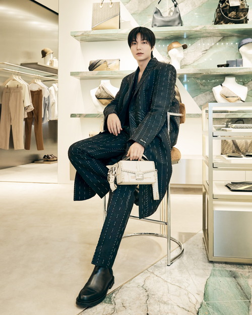 Lee Min Ho_Baguette Soft Trunk