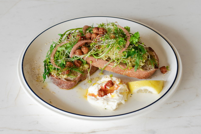 ランチの定番、アボカドトースト