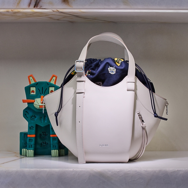 ハンモック フリップ バッグ　カサロエベ銀座 限定色「ライトゴースト」価格：488,400円 　中に入っているバッグ(別売り)： キャッツ ドローストリングポーチ スモール　価格：49,500円