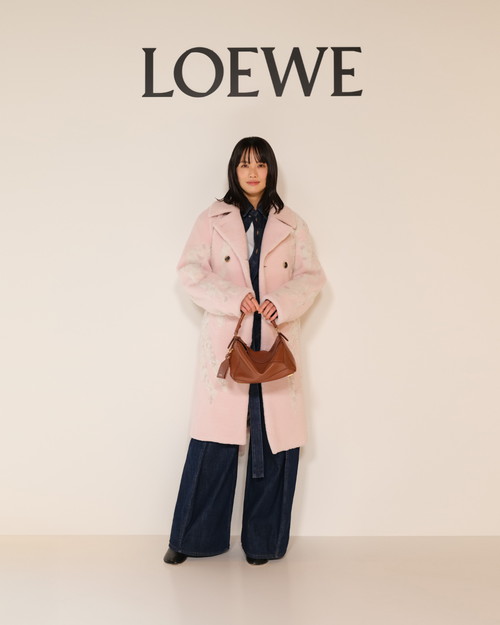 7. CASA LOEWE GINZA_0108_06_Asami Usuda_4x5