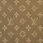La Toile Monogram, creee par Georges Vuitton en 1896, traverse le XXe siecle. Elle est toujours vivante et se parant parfois d'audacieuses couleurs et variantes, elle continue plus que jamais a symboliser la Maison a l'oree du XXIe siecle