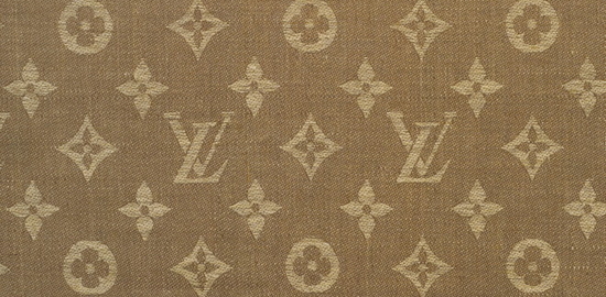 La Toile Monogram, creee par Georges Vuitton en 1896, traverse le XXe siecle. Elle est toujours vivante et se parant parfois d'audacieuses couleurs et variantes, elle continue plus que jamais a symboliser la Maison a l'oree du XXIe siecle