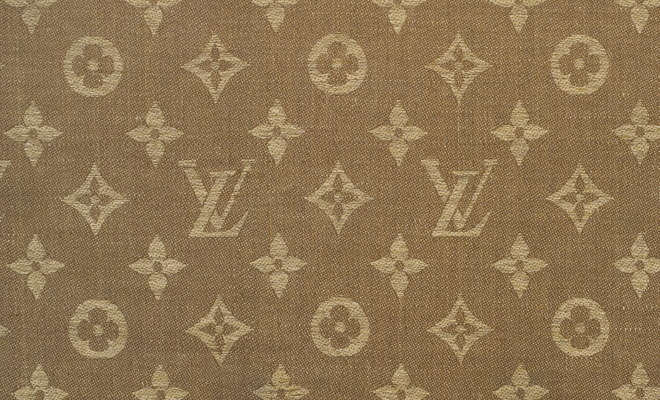 La Toile Monogram, creee par Georges Vuitton en 1896, traverse le XXe siecle. Elle est toujours vivante et se parant parfois d'audacieuses couleurs et variantes, elle continue plus que jamais a symboliser la Maison a l'oree du XXIe siecle