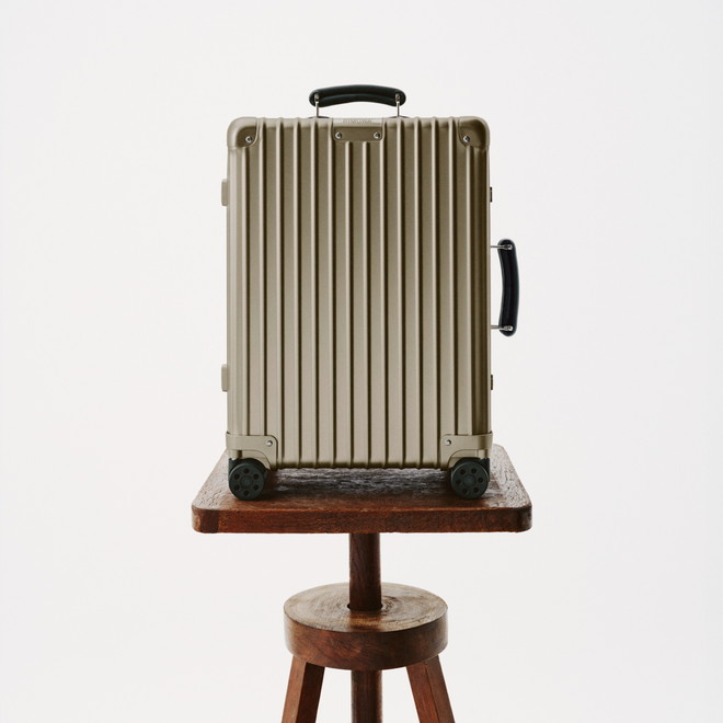 RIMOWA_Beautyshots_2025_1x1_Classic Titanium (1)