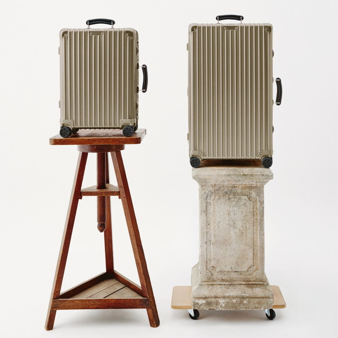 RIMOWA_Beautyshots_2025_1x1_Classic Titanium (2)